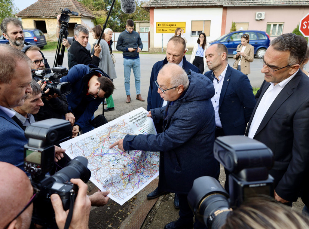 Vesić obišao rekonstruisan put između Bačke Topole i Bačkog Sokolca