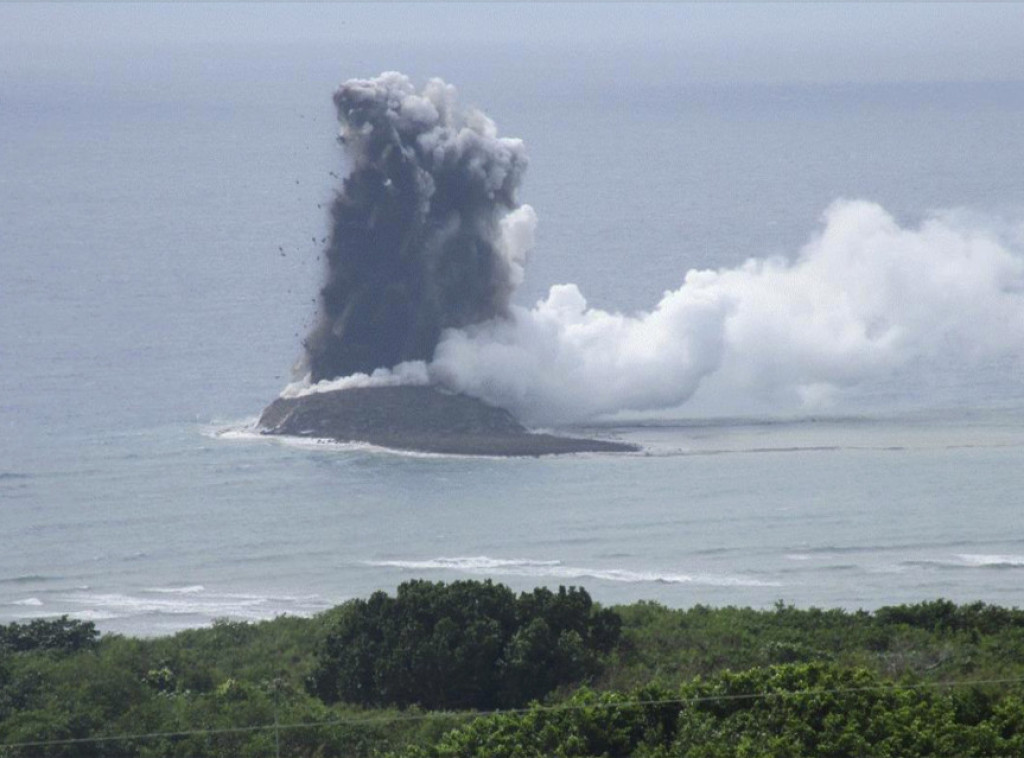Japan dobio novo ostrvo nakon erupcije podmorskog vulkana