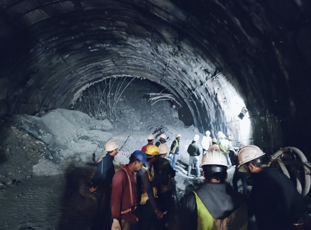 Oko 40 radnika zarobljeno u urušenom tunelu u Indiji