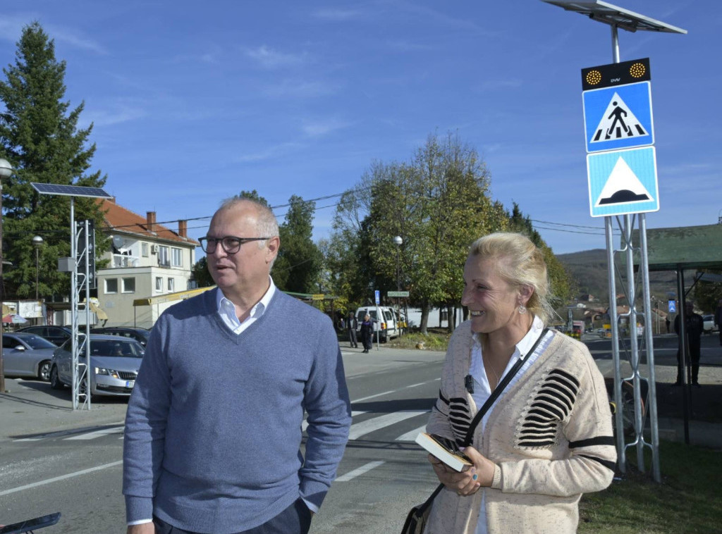 Vesić obišao Malu Planu gde je na njegovu inicijativu uređena zona škole