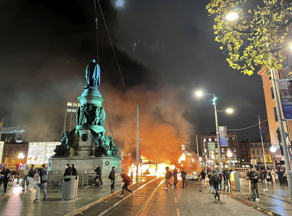 Nakon napada nožem u Dablinu, došlo do nasilnih protesta