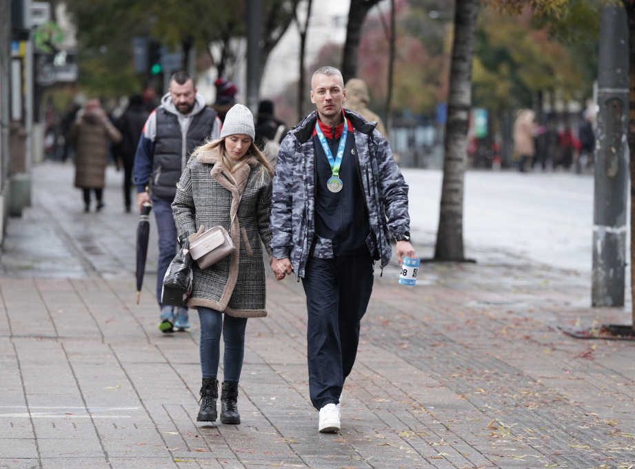 Vreme danas hladnije, pre podne slabe padavine, posle podne i uveče razvedravanje