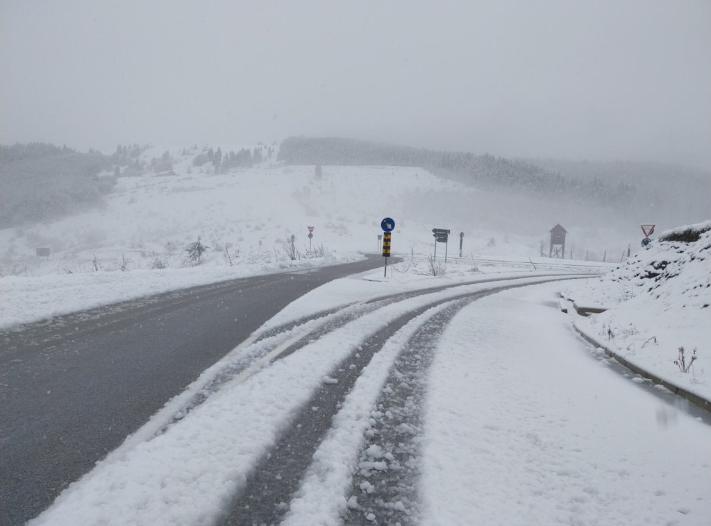 Putevi Srbije: Na pojedinim putevima ima snega do pet centimetara, ne kretati na put bez zimske opreme