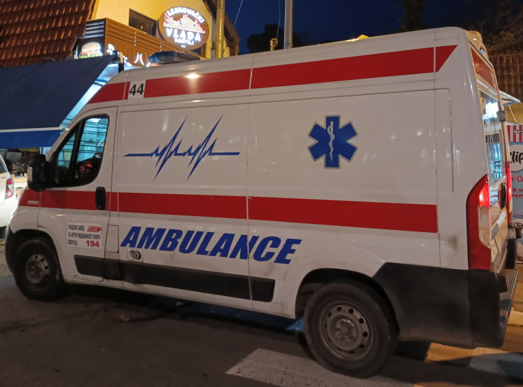 Veliki broj poziva Hitnoj pomoći tokom noći, u dva udesa troje povređenih