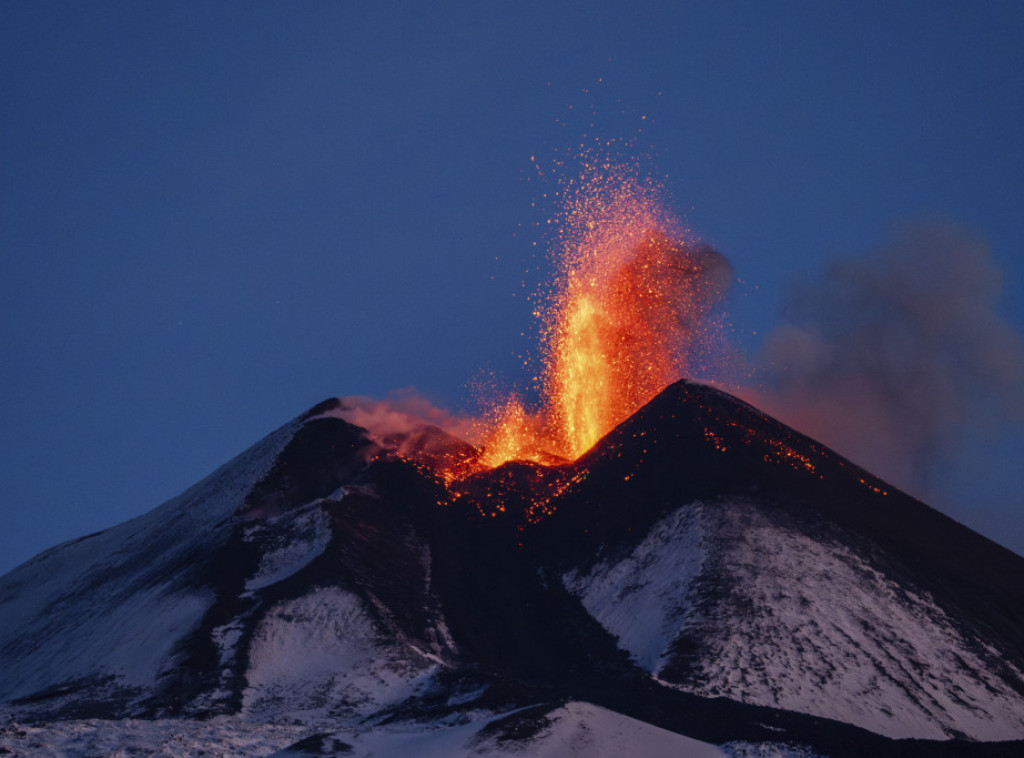 Etna ponovo počela da izbacuje lavu i pepeo