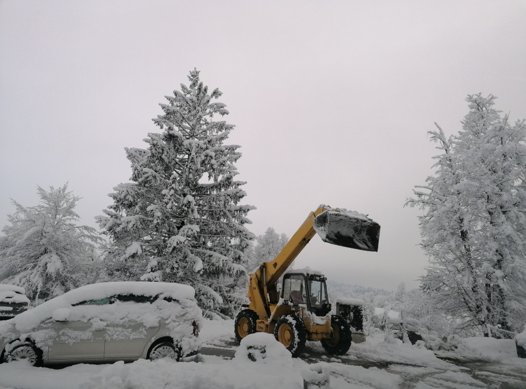 Snežno nevreme u Sloveniji, ispod Triglava visina pokrivača metar i po