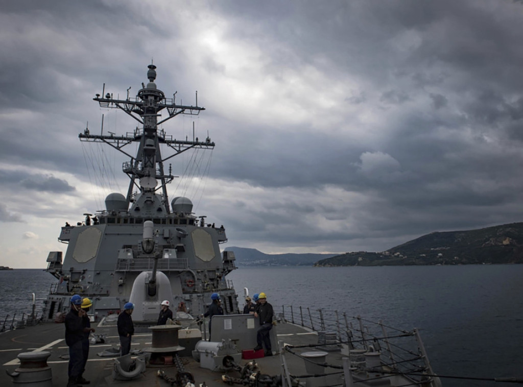 Mornarica SAD intervenisala zbog napada Huta na brodove u Crvenom moru
