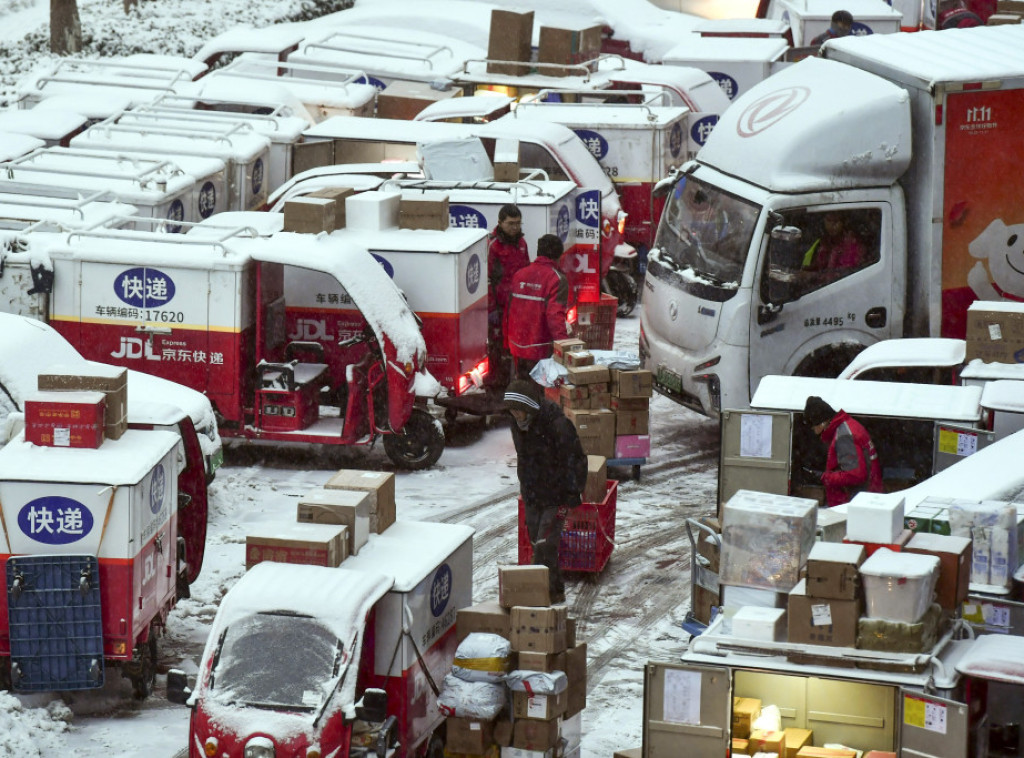 Zbog snega poremećaji u saobraćaju u Pekingu, zatvorene škole u Đinanu