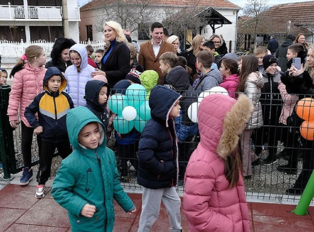 Lapovo: Ministarka Kisić obišla vrtić i otvorila igralište za decu