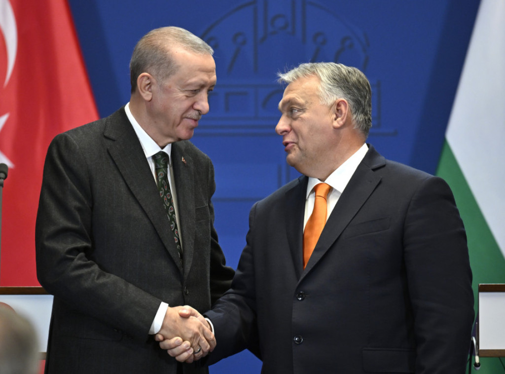 Orban poklonio konja Erdoganu, turski predsednik njemu dao električni automobil