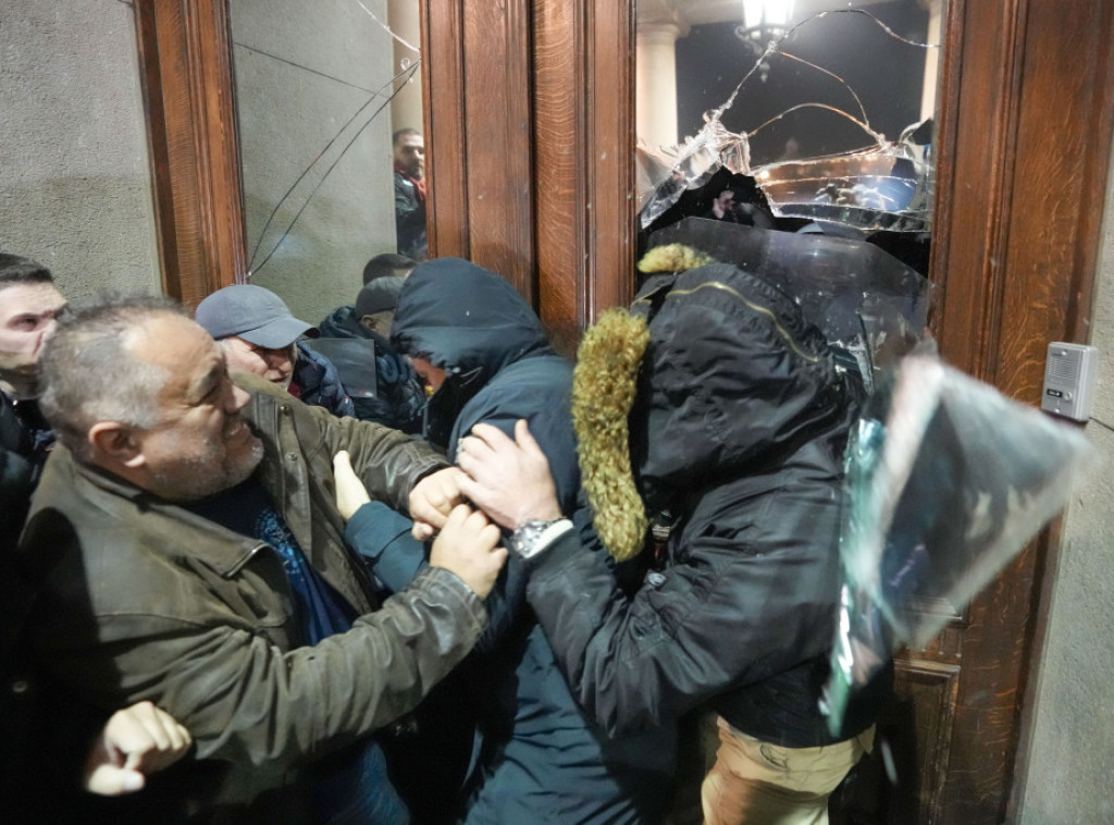 Demonstranti nastavljaju protest ispred Skupštine