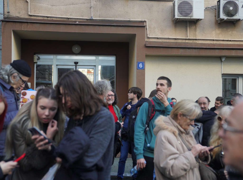 Studenti blokirali ulaz u MDLUS, čekaju odgovor o biračkim spiskovima