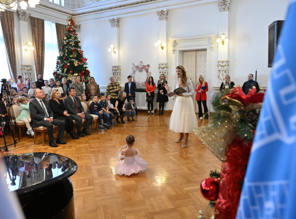 U Gradskoj kući u Novom Sadu otvorena izložba "Veliko srce dece Srbije"