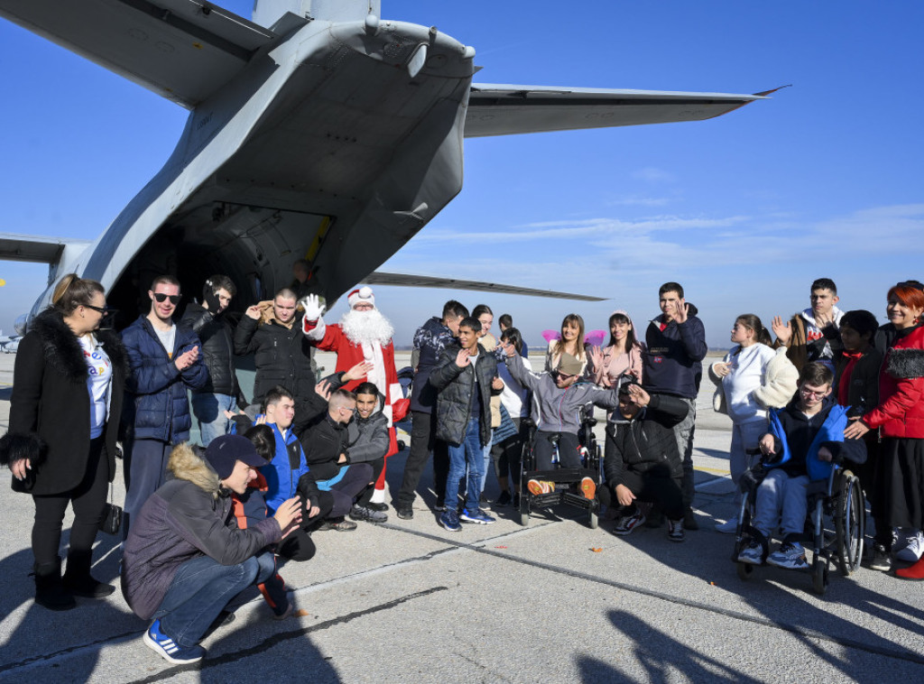 Novogodišnja humanitarna akcija održana na vojnom aerodromu u Batajnici