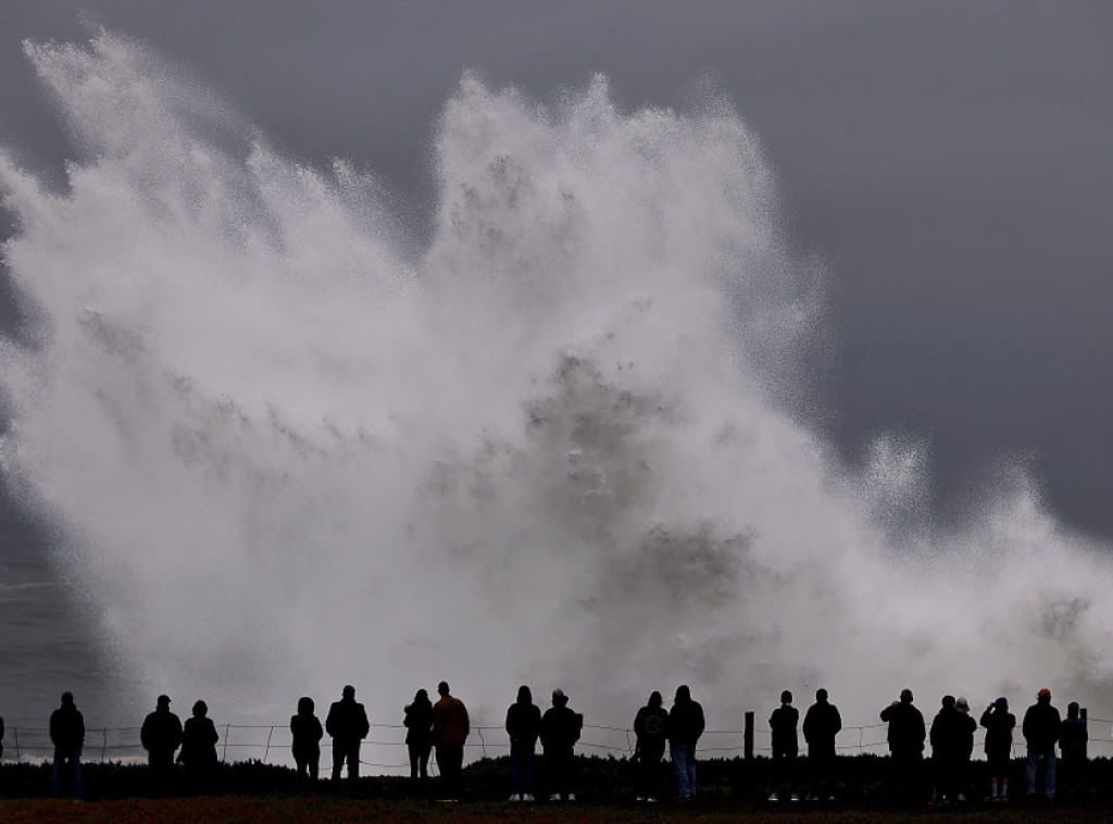 Snažni talasi zapljusnuli obalu Kalifornije, povređeno osam osoba