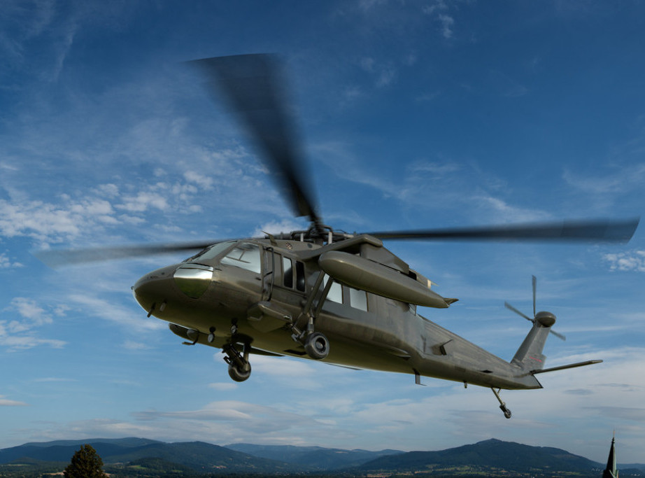 Helikopter jermenskog premijera prinudno sleteo na stadion zbog lošeg vremena