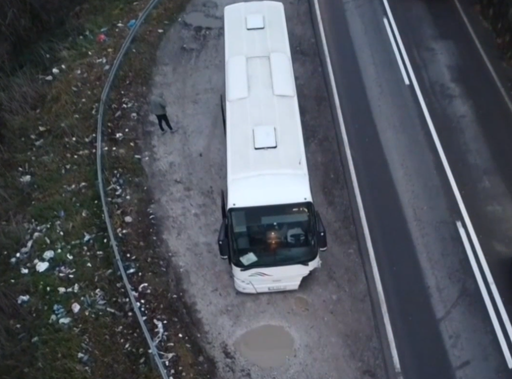 Pakovraće: U sudaru putničkog automobila i autobusa poginuo osamnaestogodišnjak