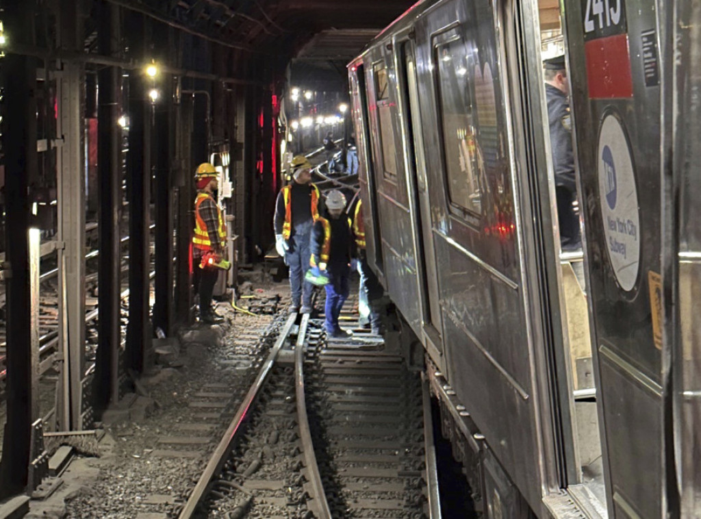 Najmanje 20 ljudi lakše je povređeno kada je voz metroa u Njujorku iskočio iz šina