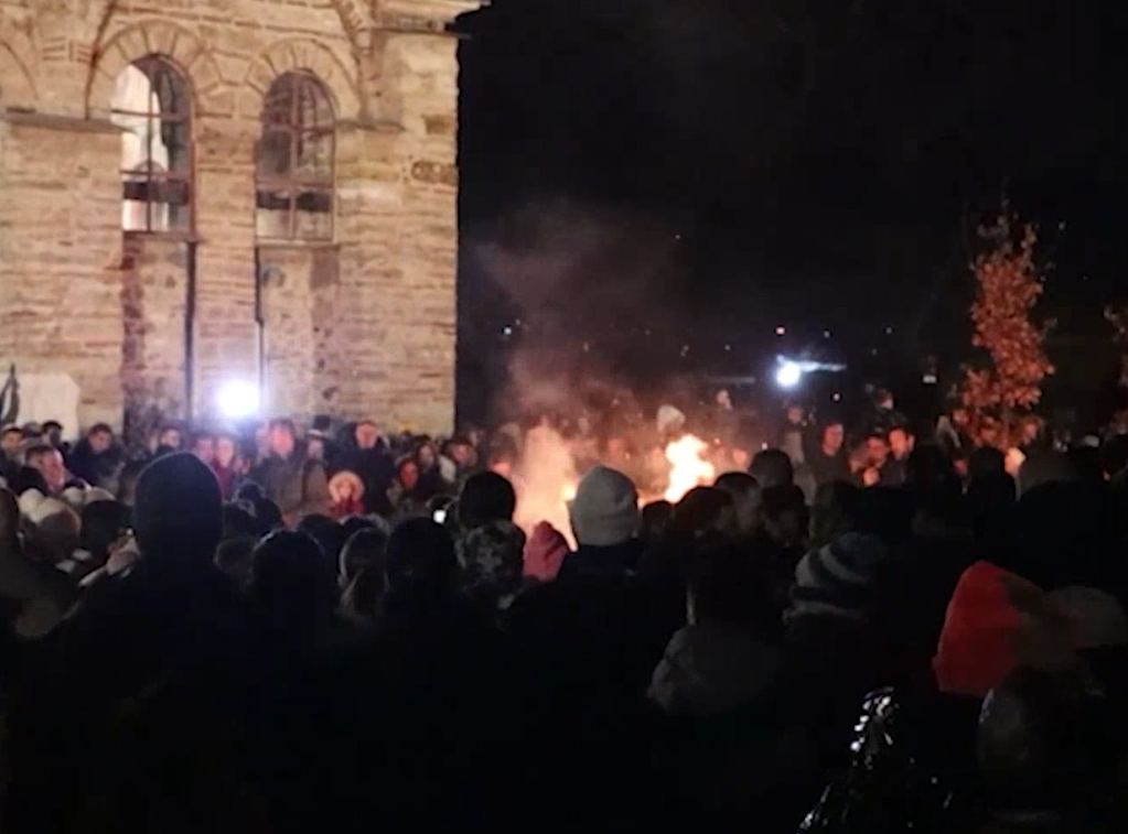 Osveštan i naložen badnjak u Manastiru Gračanica