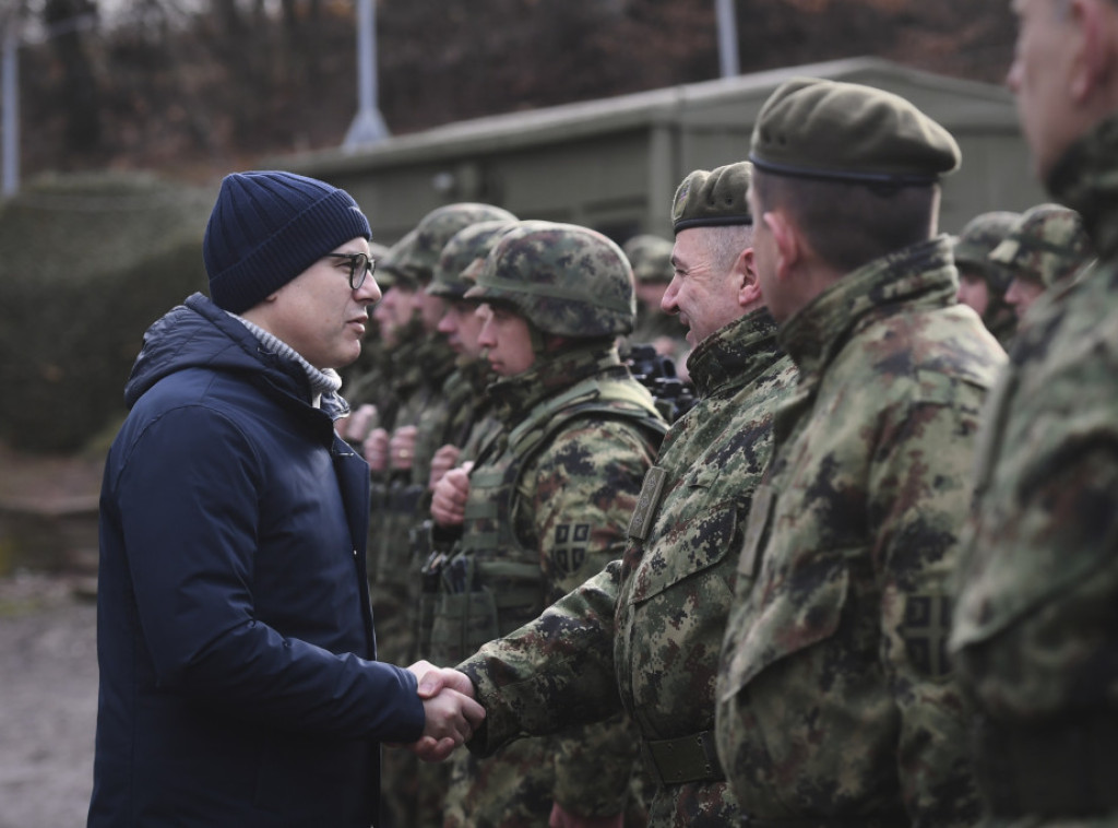 Vučević obišao pripadnike Vojske u Kopnenoj zoni bezbednosti