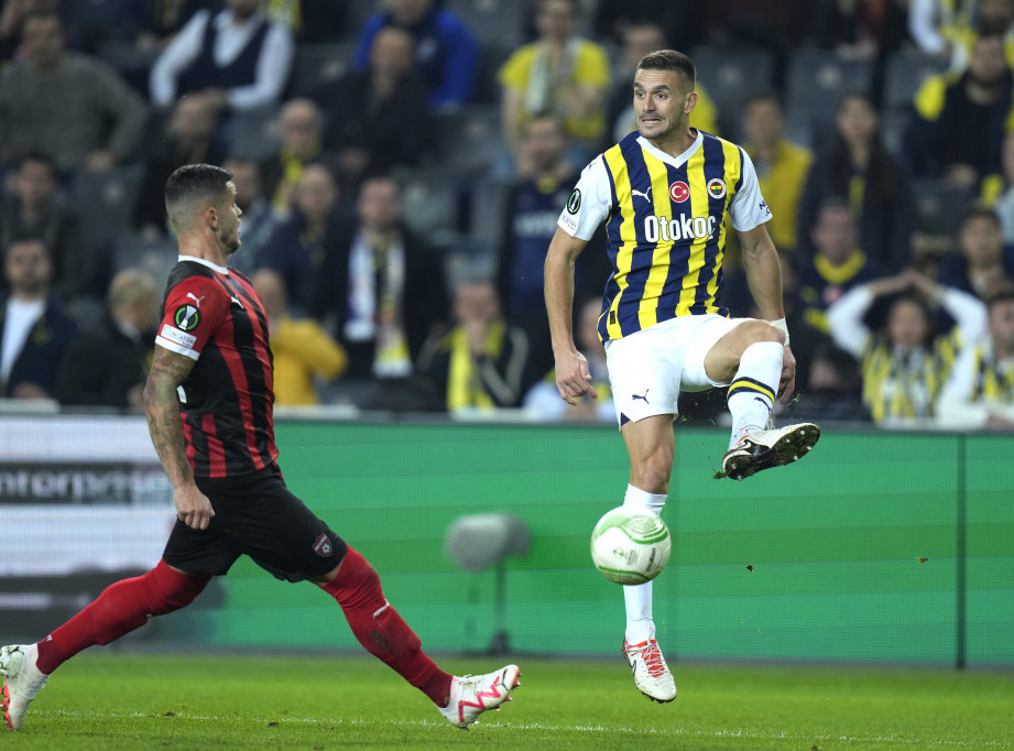 Under postigao četiri gola u pobedi Fenerbahčea, Tadić promašio penal