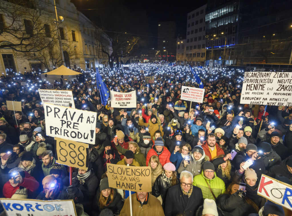Hiljade Slovaka protestovalo širom zemlje protiv zatvaranja specijalnog tužilaštva