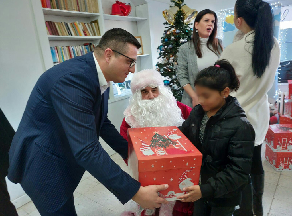 Državni sekretar Pejović uručio paketiće deci iz hraniteljskih porodica u Kragujevcu