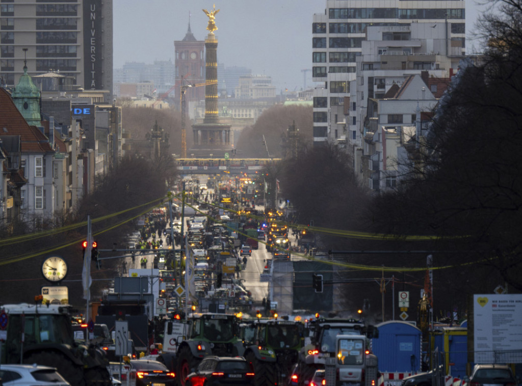 Hiljade poljoprivrednika protestovalo u Berlinu, ministar izviždan, prekinuo govor