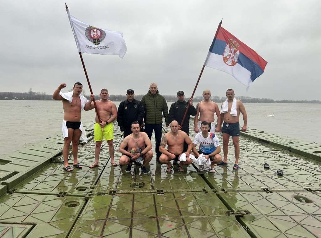 Komandiri više kazneno-popravnih zavoda plivali za Časni krst