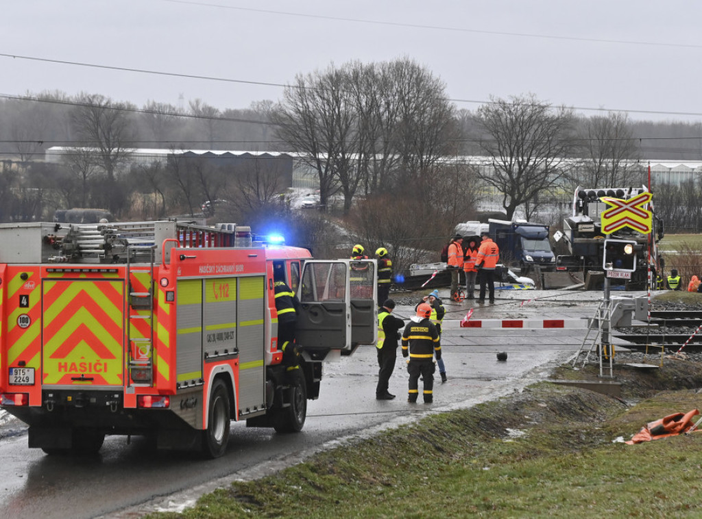 U sudaru voza i kamiona u Češkoj jedna osoba je poginula, a najmanje 19 je povređeno