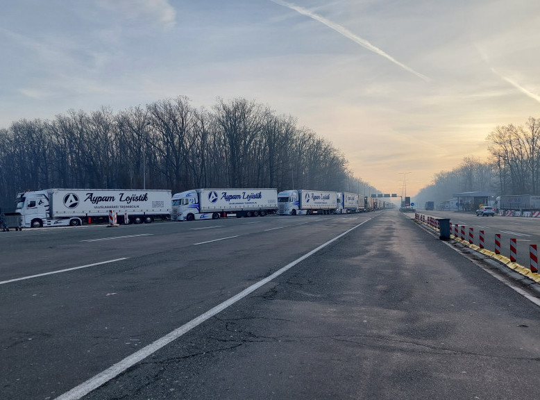 Teretna motorna vozila na prelazu Batrovci čekaju tri sata