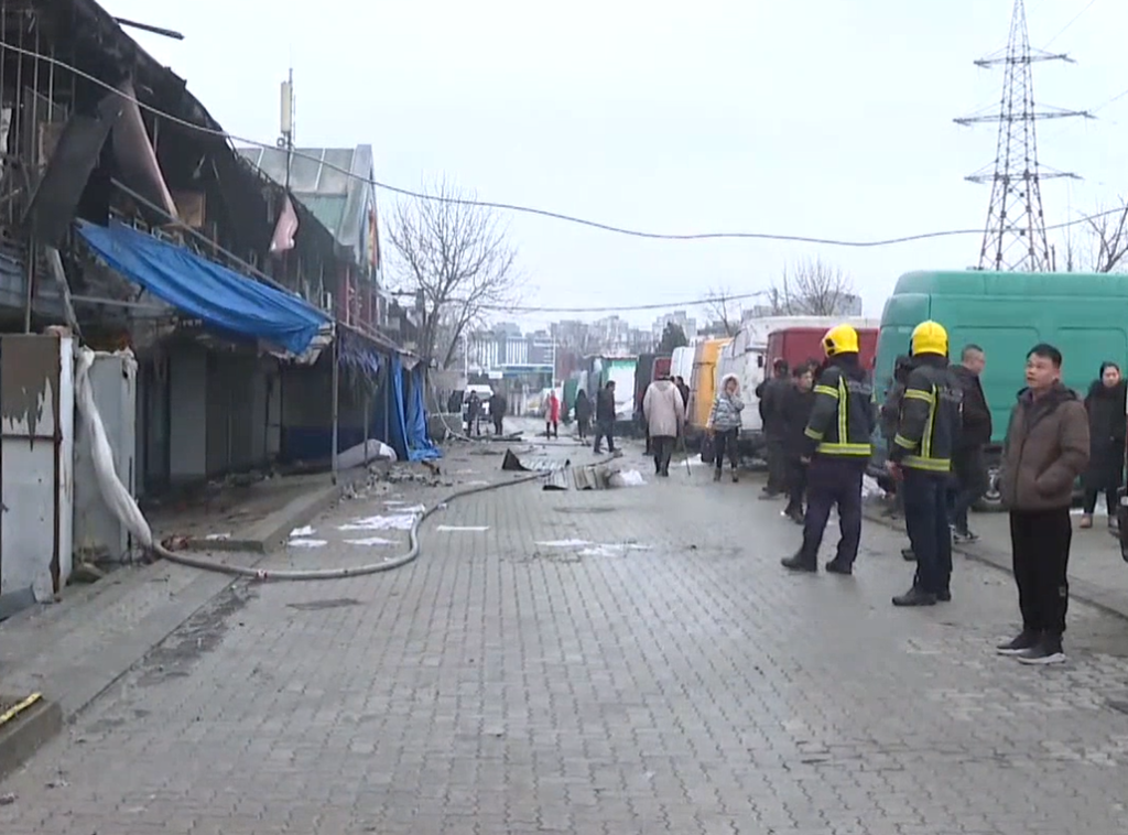 Vatrogasne ekipe u pripravnosti kod Kineskog tržnog centra u Bloku 70