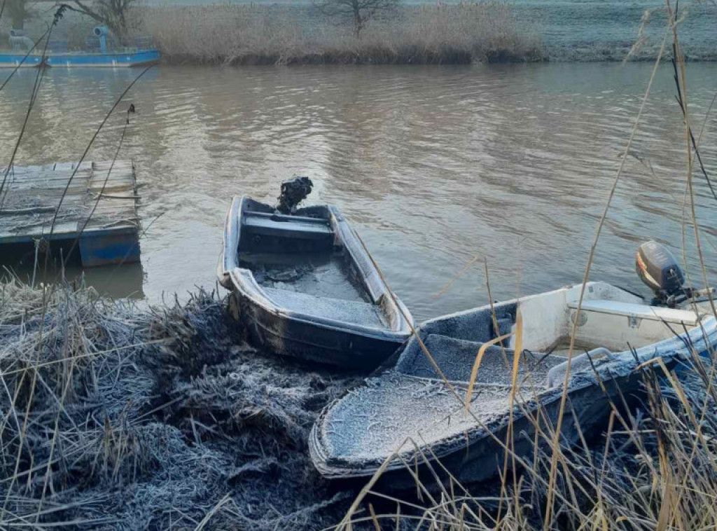 Zapaljena dva čamca ribočuvarske službe JVP "Vode Vojvodine" u Bečeju