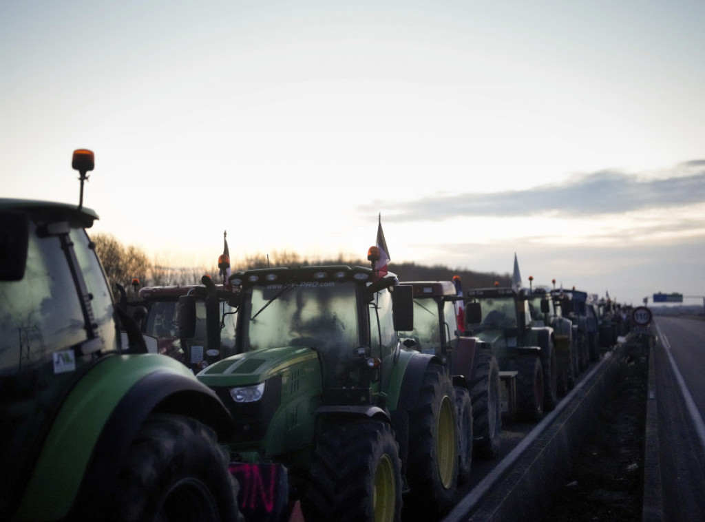 Farmeri na traktorima približavaju se Parizu u nameri da ga blokiraju