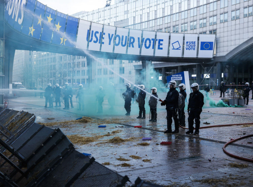 Brisel: Blokirane ulice i požar na Luksemburškom trgu usled protesta farmera