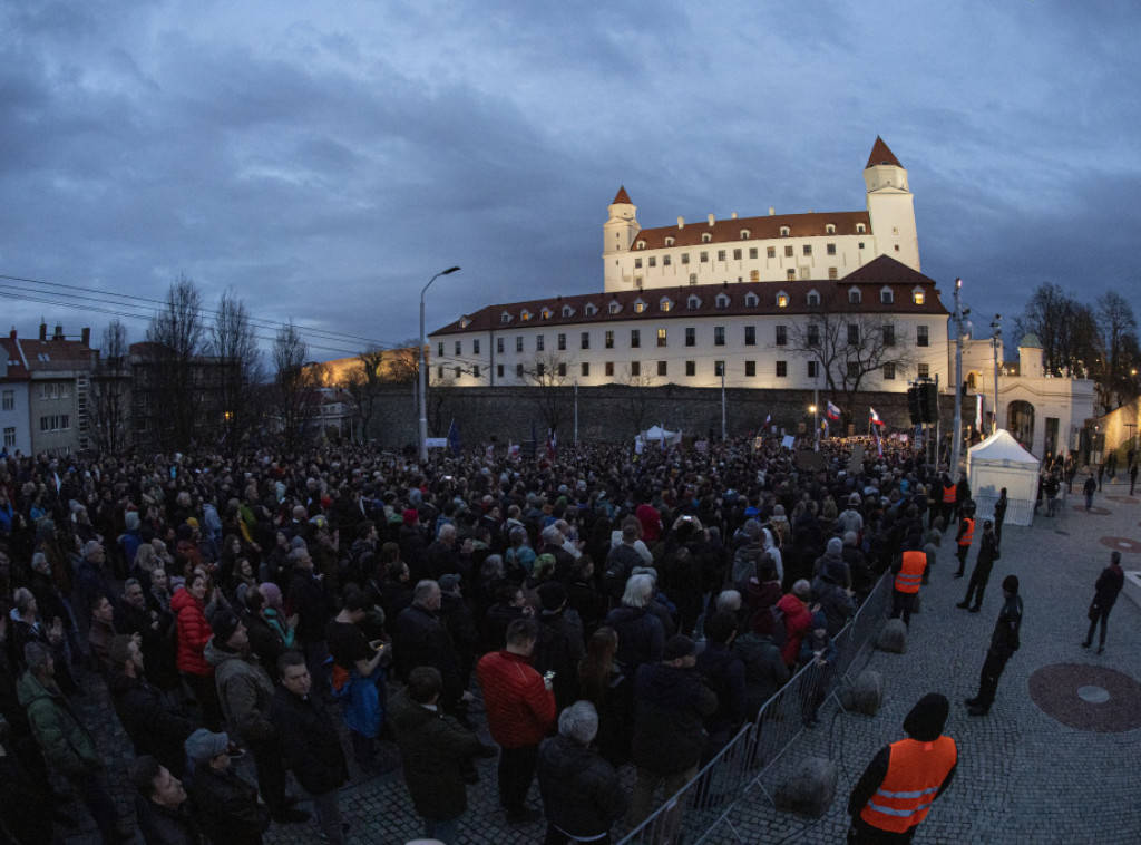 Hiljade Slovaka protestovalo protiv planova vlade da smanji kazne za korupciju