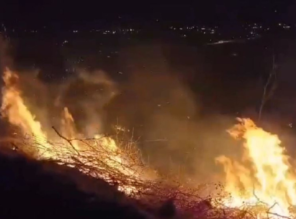 Požar se približio kućama u Donjem Sitnom u blizini Splita u Hrvatskoj