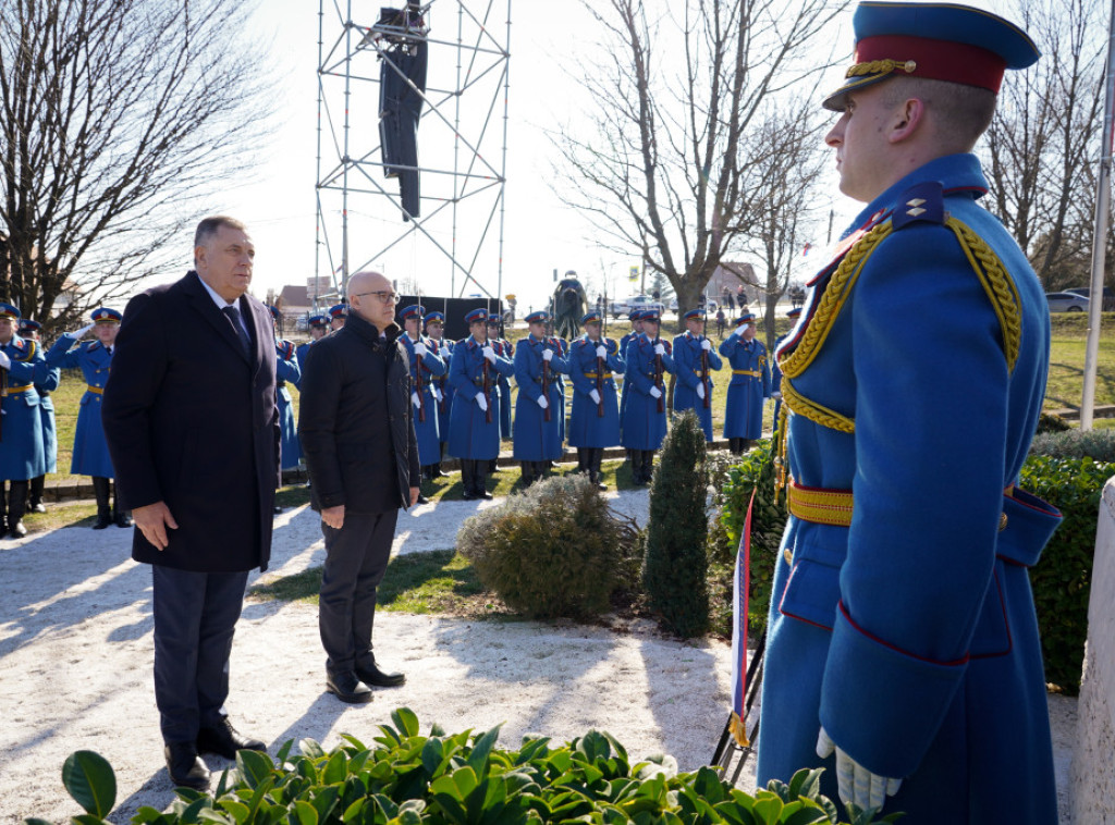 U Orašcu održana centralna državna ceremonija povodom Dana državnosti; Vučević i Dodik položili vence