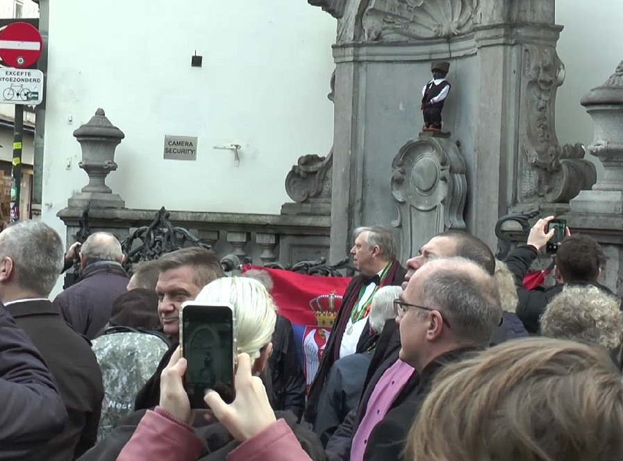 Obeležen Dan državnosti Srbije u Briselu, Maneken Pis u srpskoj nošnji