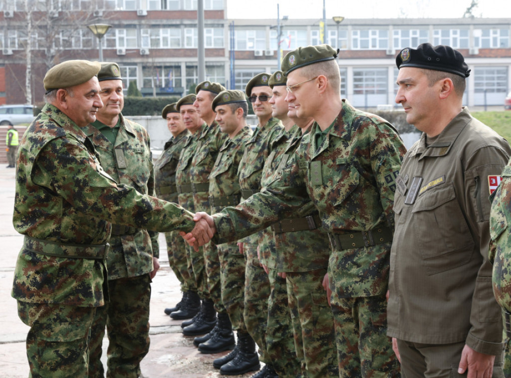 Glišović obišao Komandu Centralne logističke baze i Vojnogeografski institut