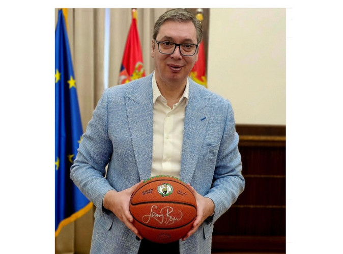 Predsednik Srbije Aleksandar Vučić dobio loptu sa potpisom Lerija Birda