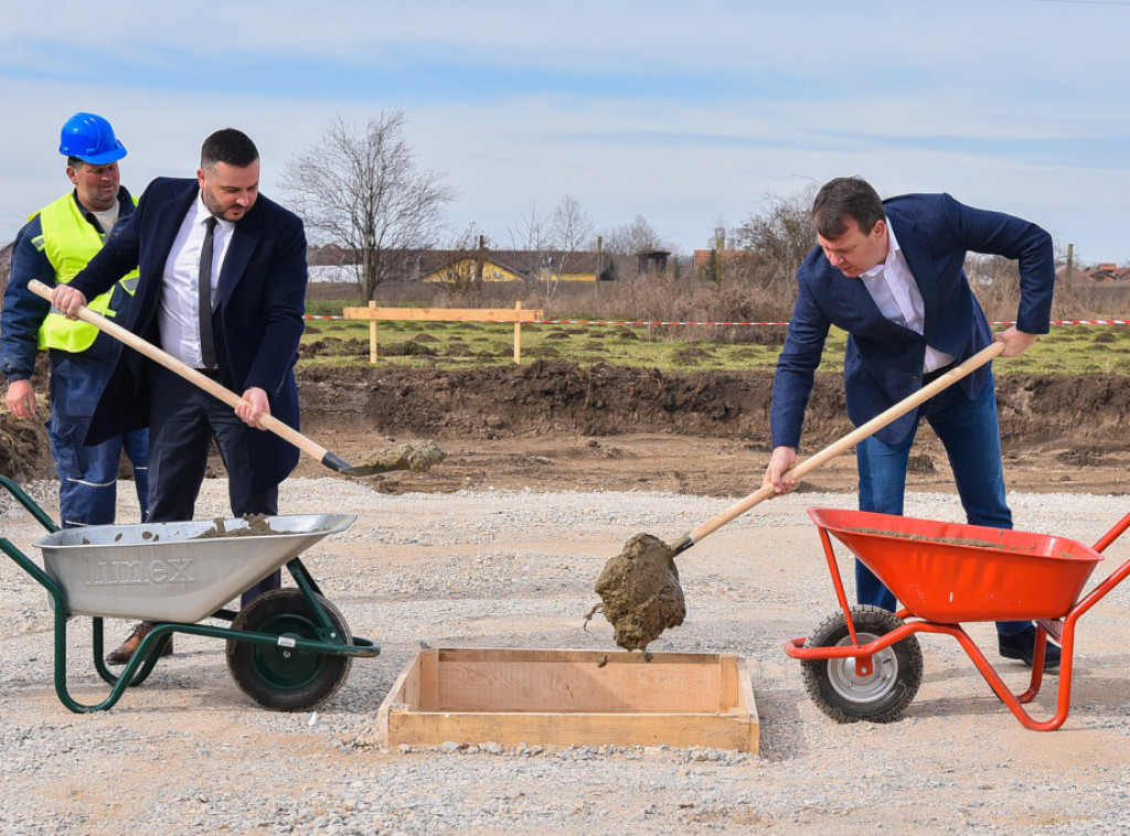 Mirović položio kamen temeljac za izgradnju fabrike vode u Temerinu