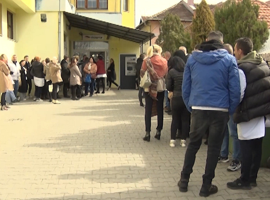 Protest zdravstvenih radnika Gračanice zbog nemogućnosti da podignu plate