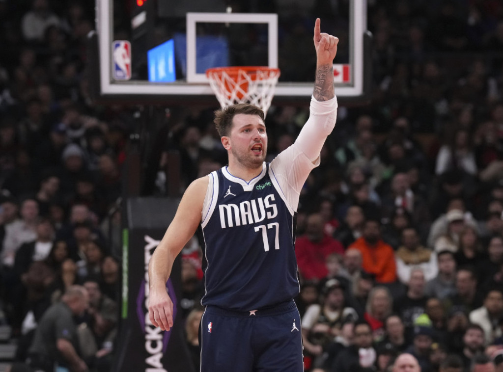 NBA: Slovenački košarkaš Luka Dončić tripl-dablom doneo pobedu Dalasu protiv Toronta