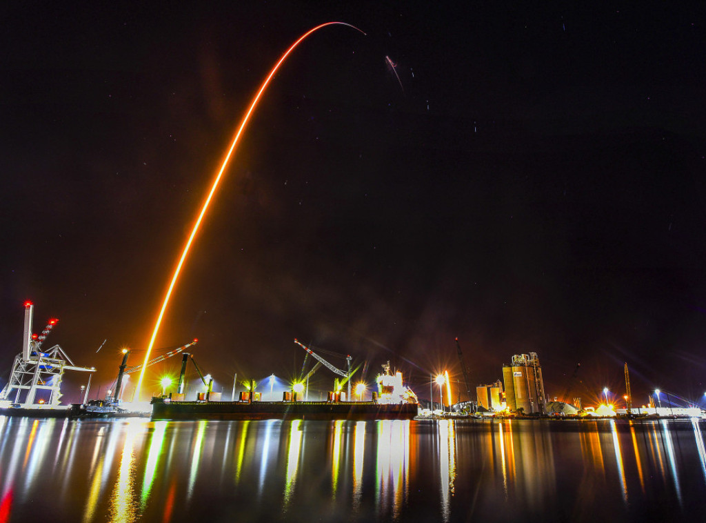 Raketa "Falkon 9" sa kapsulom u kojoj se nalaze četiri člana posade lansirana iz NASA svemirskog centra "Kenedi"