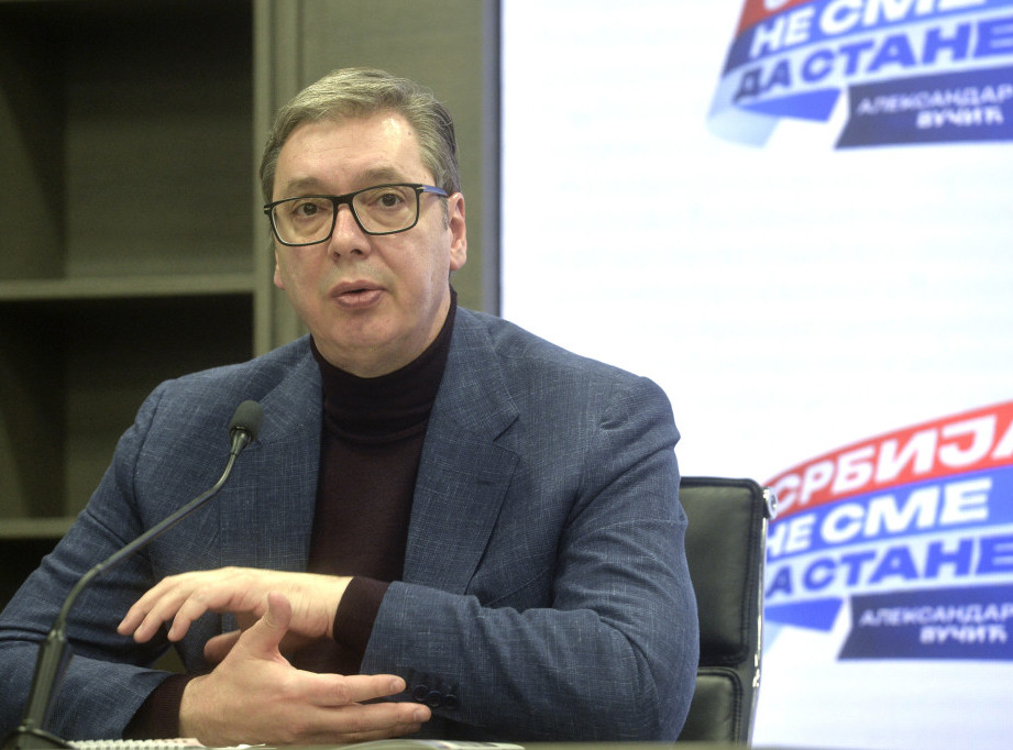 Vučić na tribini SNS razgovara sa mladima