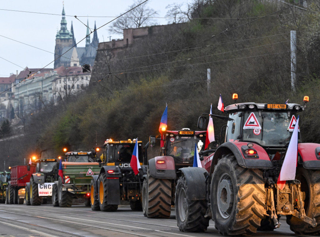 Češki farmeri blokirali saobraćaj u Pragu protestujući protiv agro politike EU