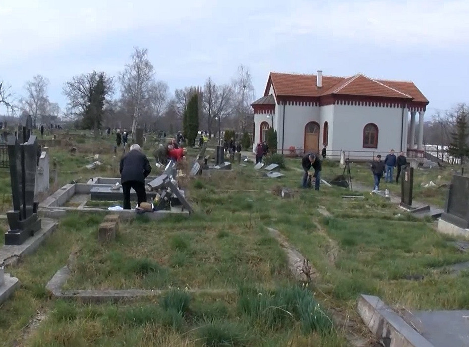 Srbi na Zadušnice obišli groblje u južnom delu Kosovske Mitrovice: Svake godine zatičemo sve gore stanje