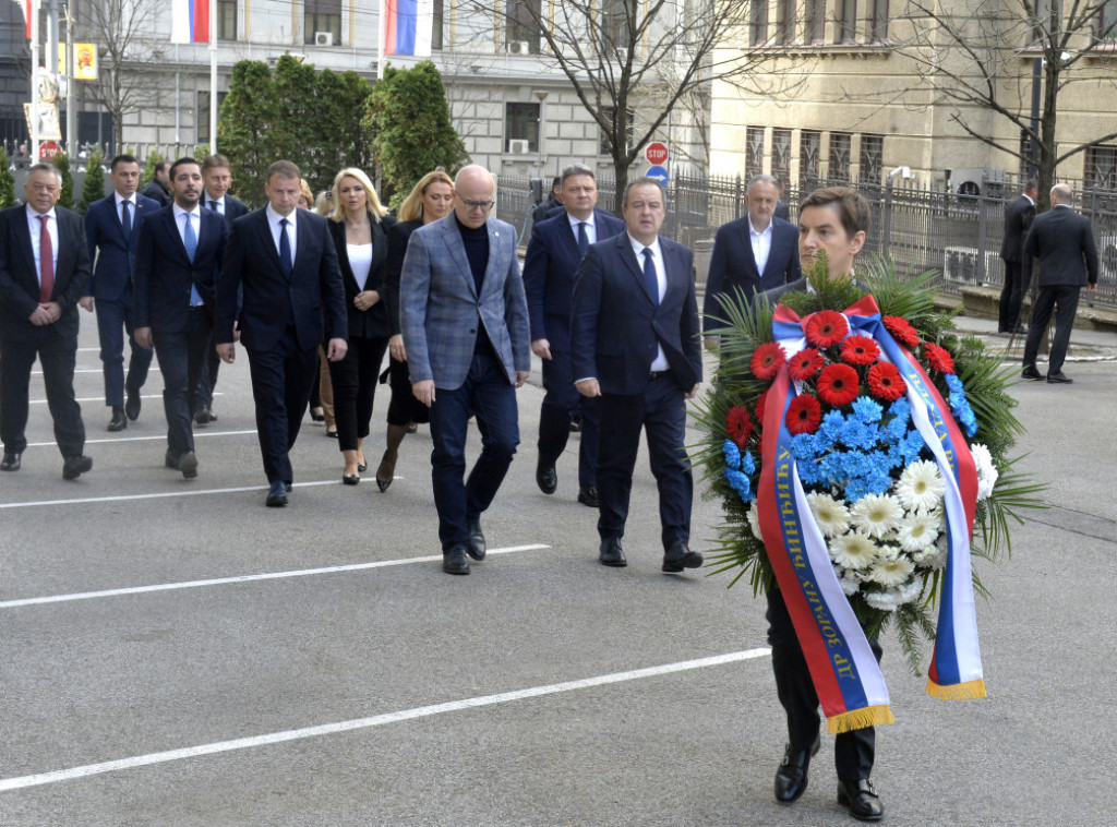 Brnabic, cabinet members lay wreaths to mark anniversary of Djindjic killing