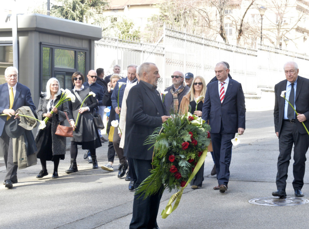 Članovi Đinđićeve vlade položili vence na mestu gde je ubijen